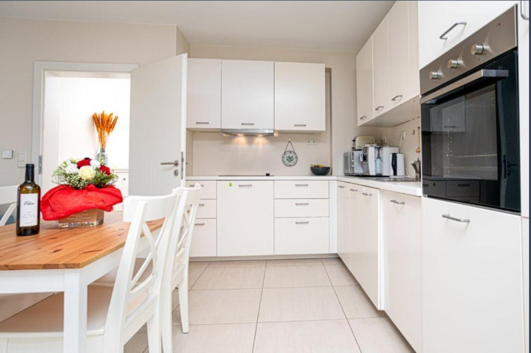 Elegant Spacious Room, Steps From Train Station *