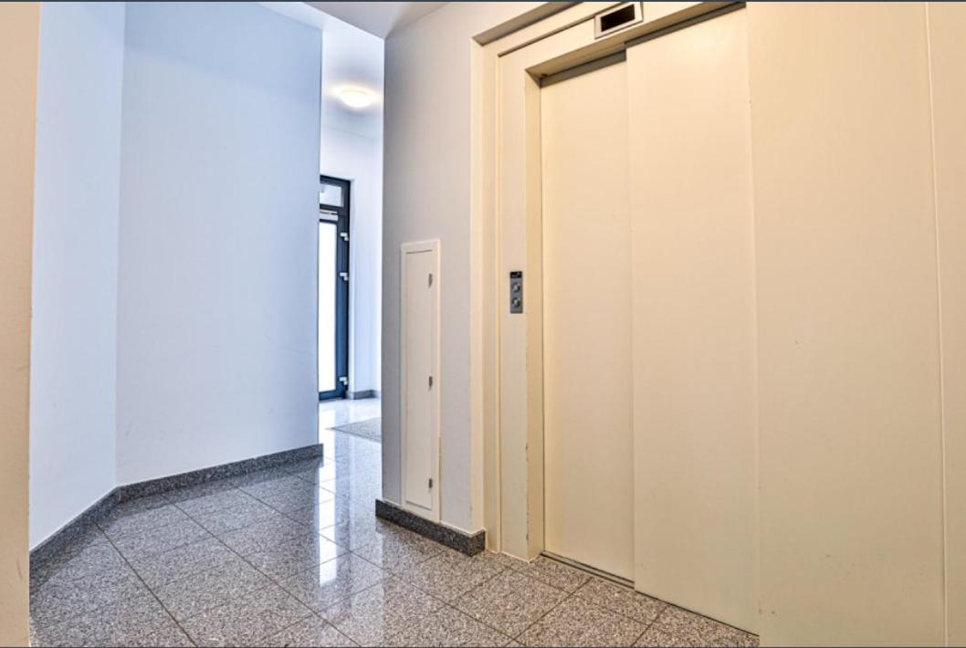 Elegant Spacious Room, Steps From Train Station