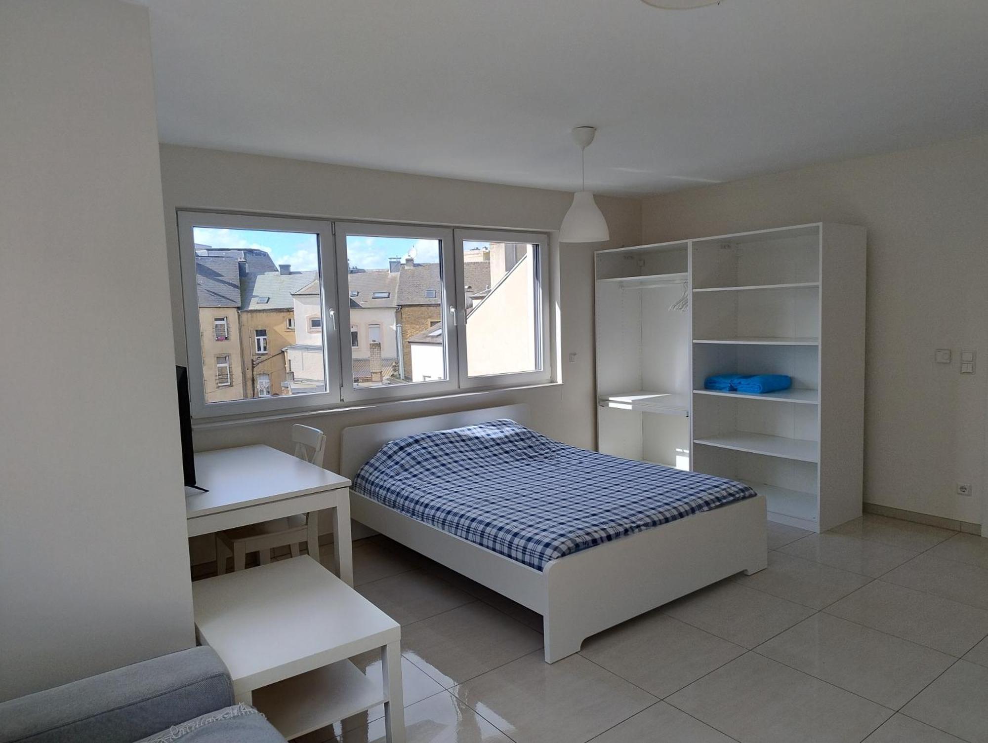 Elegant Spacious Room, Steps From Train Station *