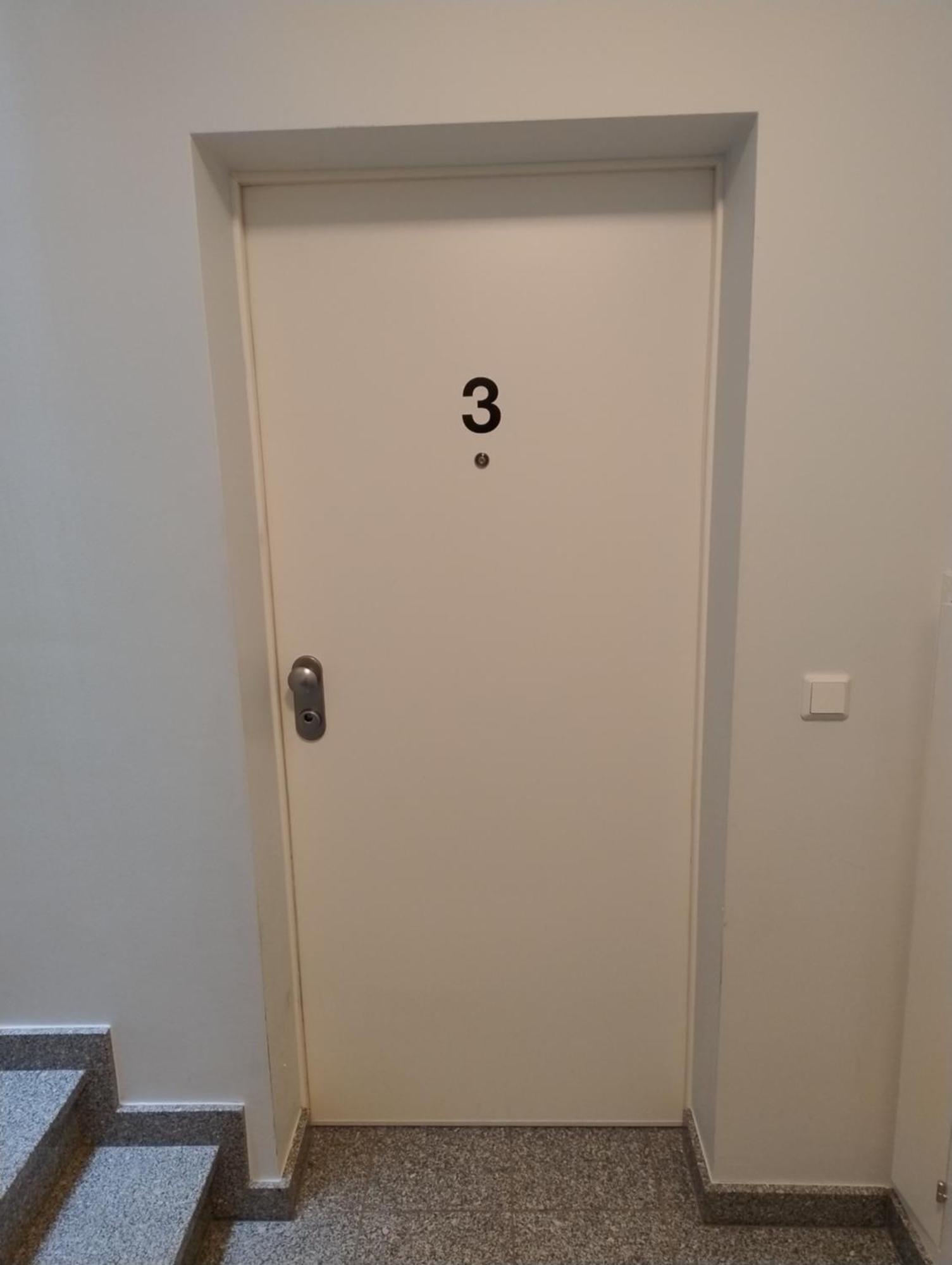 Elegant Spacious Room, Steps From Train Station *